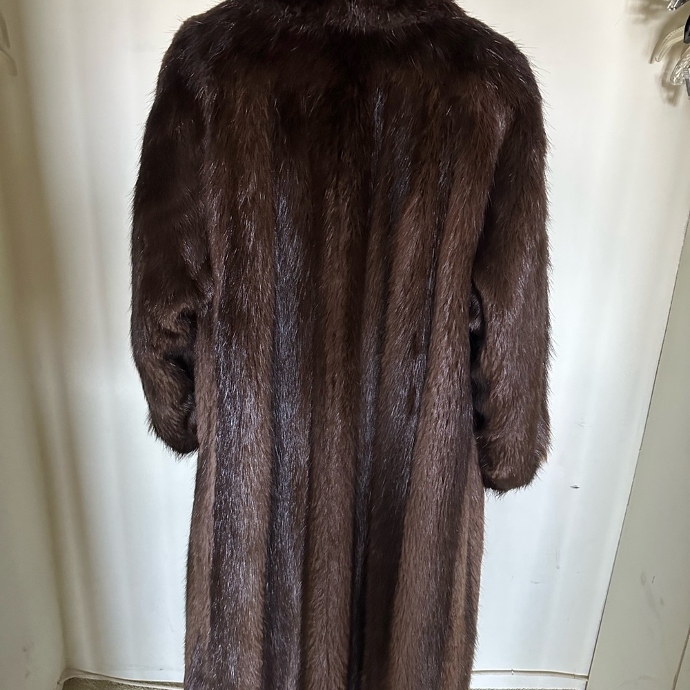 Luxurious Brown Fur Coat - Picture 3 of 5